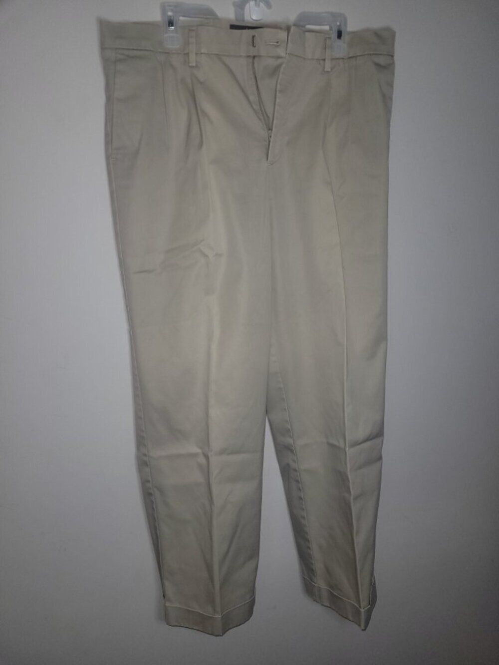 Dockers 36 x 32 D3 Classic Fit Pleated Khaki Pants